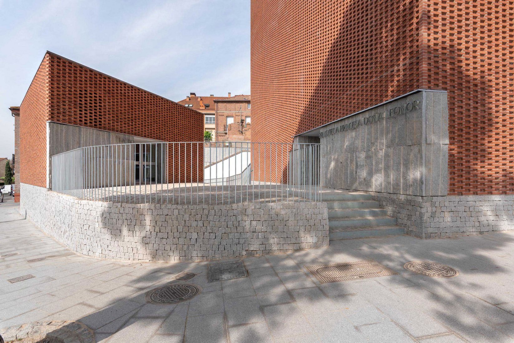 Rehabilitación de la Casa de la Cultura como Biblioteca Municipal y Teatro por Extudio, Matos Castillo Arquitectos y Toni Gelabert Arquitecte. Fotografía por Ana Matos