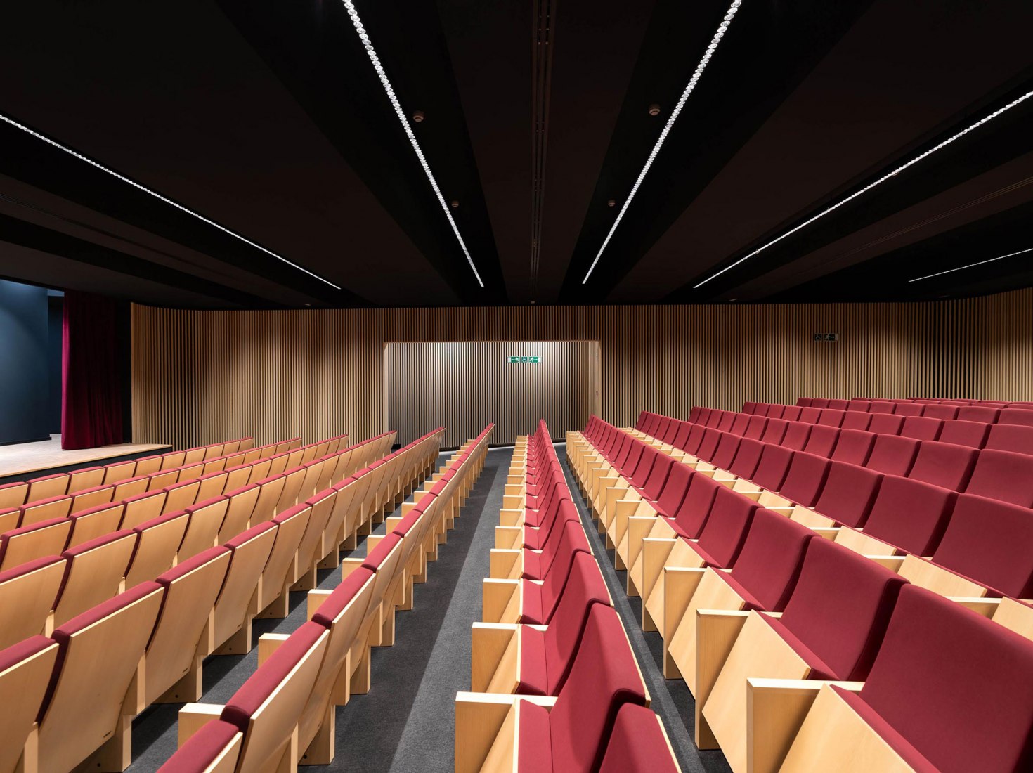 Rehabilitación de la Casa de la Cultura como Biblioteca Municipal y Teatro por Extudio, Matos Castillo Arquitectos y Toni Gelabert Arquitecte. Fotografía por Ana Matos