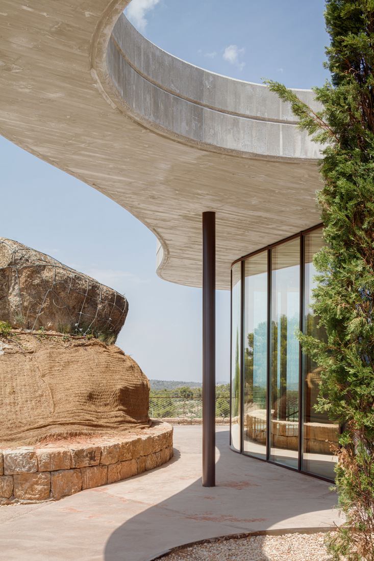 El Trull CV_ Una almazara entre olivos por Alventosa Morell Arquitectes. Fotografía por Adrià Goula.