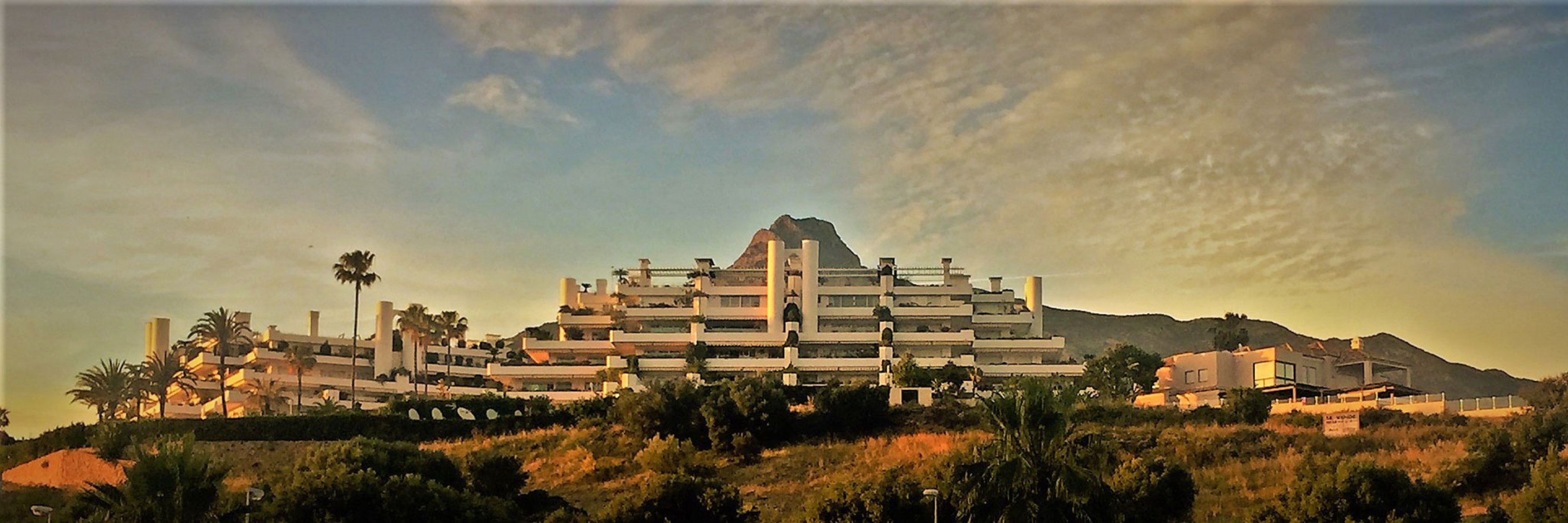 Apartamentos Las Lomas, Marbella Club, 1983-87 por Fernando Higueras. Imagen © Fundación Fernando Higueras, cortesía Museo ICO.  