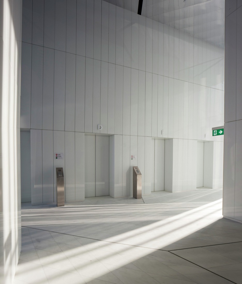 Vista interior de la Torre ALLIANZ por Arata Isozaki y Andrea Maffei. Fotografía © Alessandra Chemollo.
