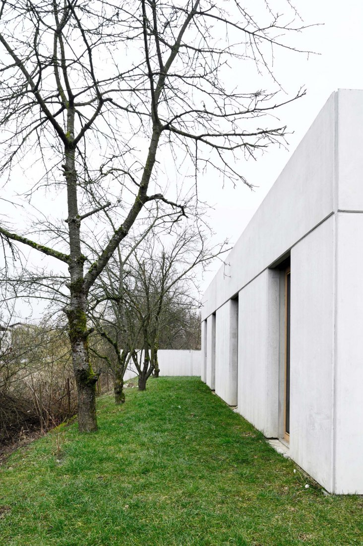 House for a ceramic designer by Arhitektura. Photograph by Miran Kambič