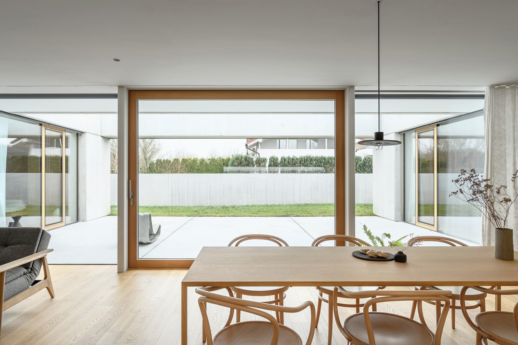 House for a ceramic designer by Arhitektura. Photograph by Miran Kambič