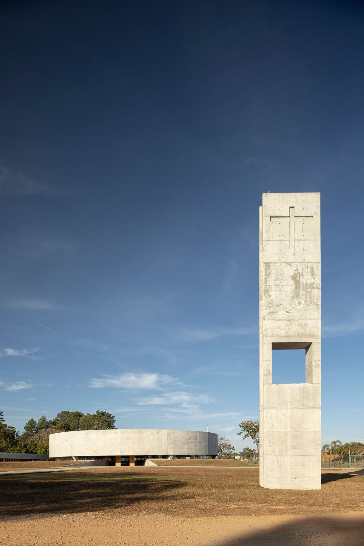Iglesia de la Sagrada Familia por ARQBR Arquitetura e Urbanismo. Fotografía por Joana França.