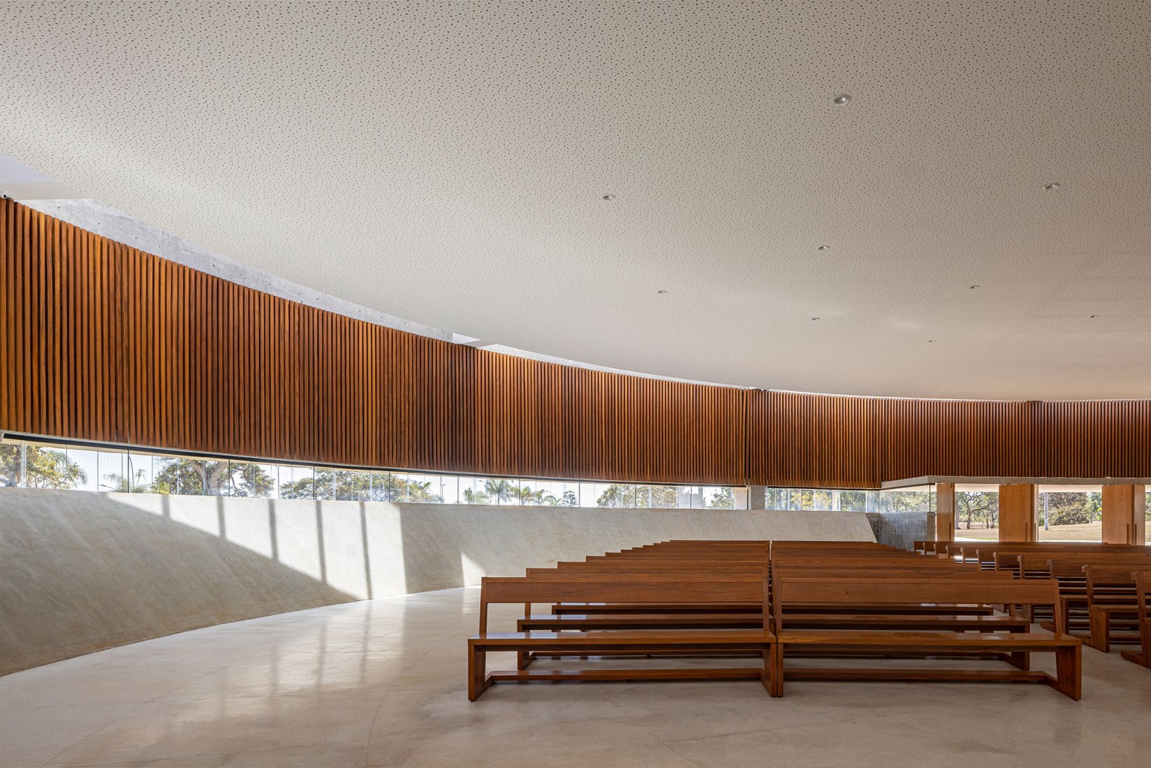 Iglesia de la Sagrada Familia por ARQBR Arquitetura e Urbanismo. Fotografía por Joana França.