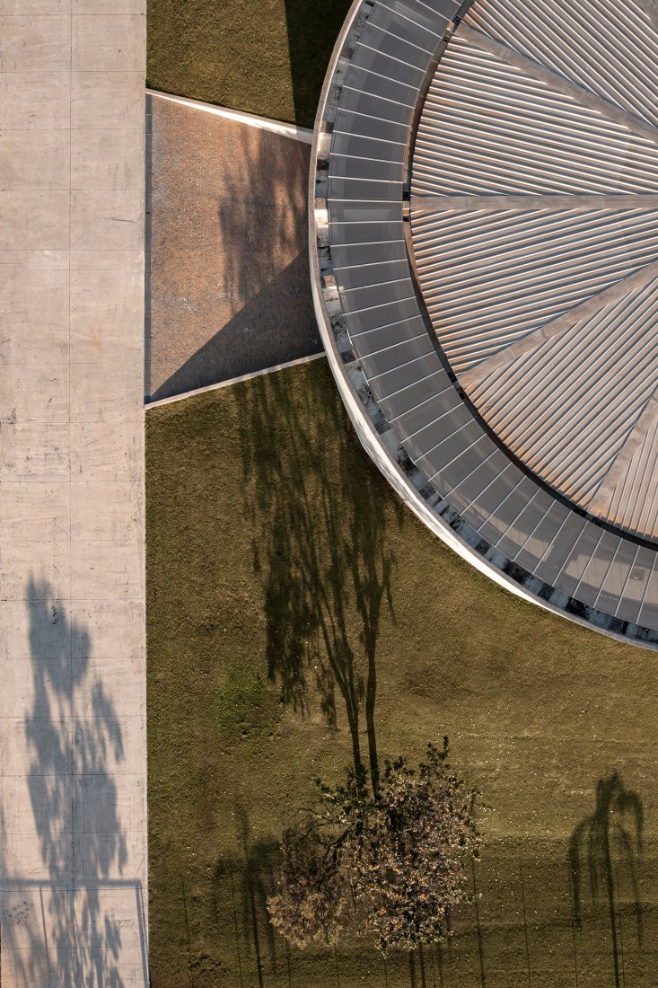 Iglesia de la Sagrada Familia por ARQBR Arquitetura e Urbanismo. Fotografía por Joana França.