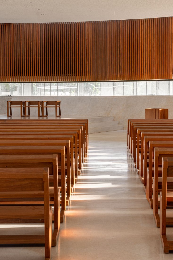 Iglesia de la Sagrada Familia por ARQBR Arquitetura e Urbanismo. Fotografía por Joana França.