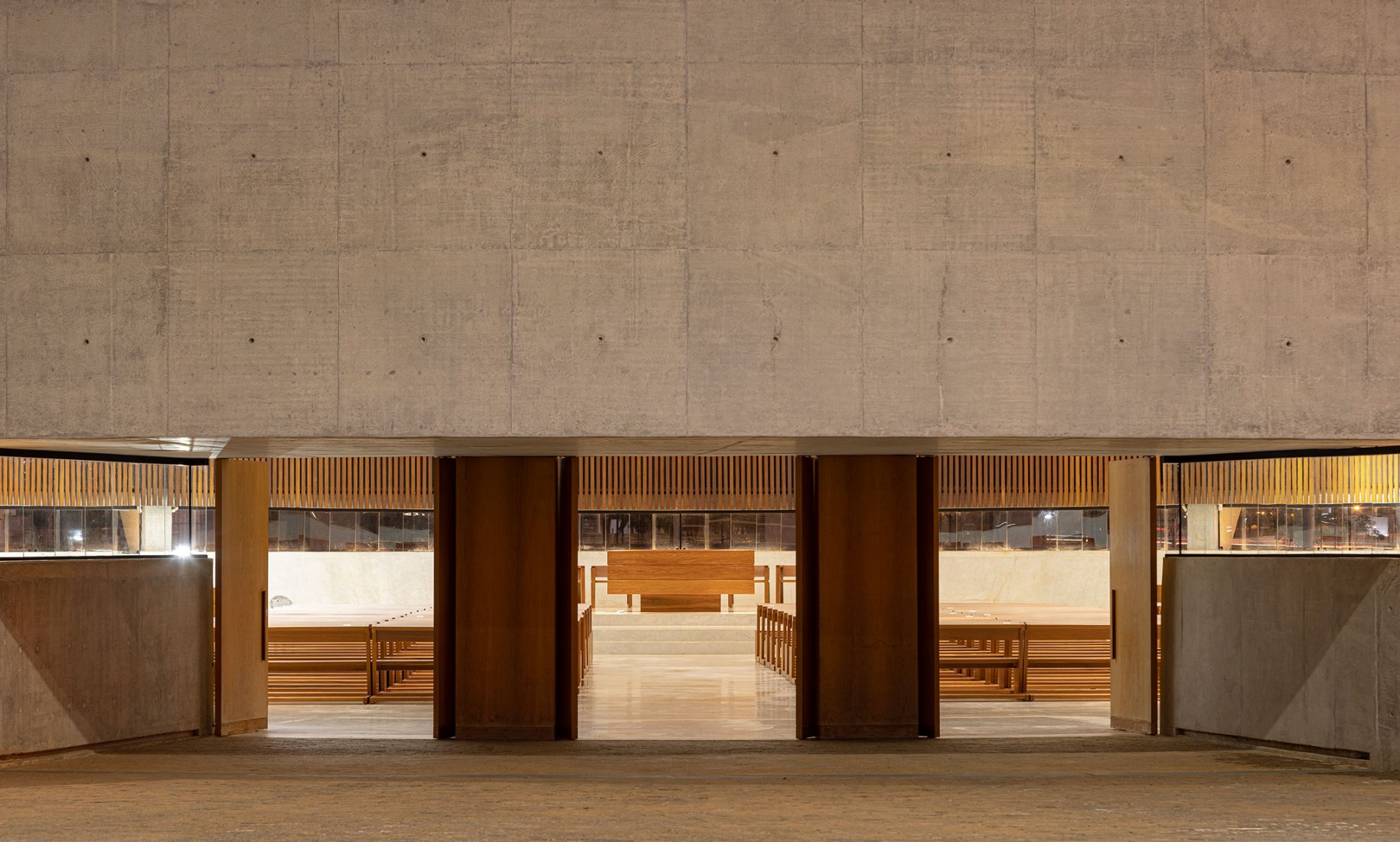Iglesia de la Sagrada Familia por ARQBR Arquitetura e Urbanismo. Fotografía por Joana França.