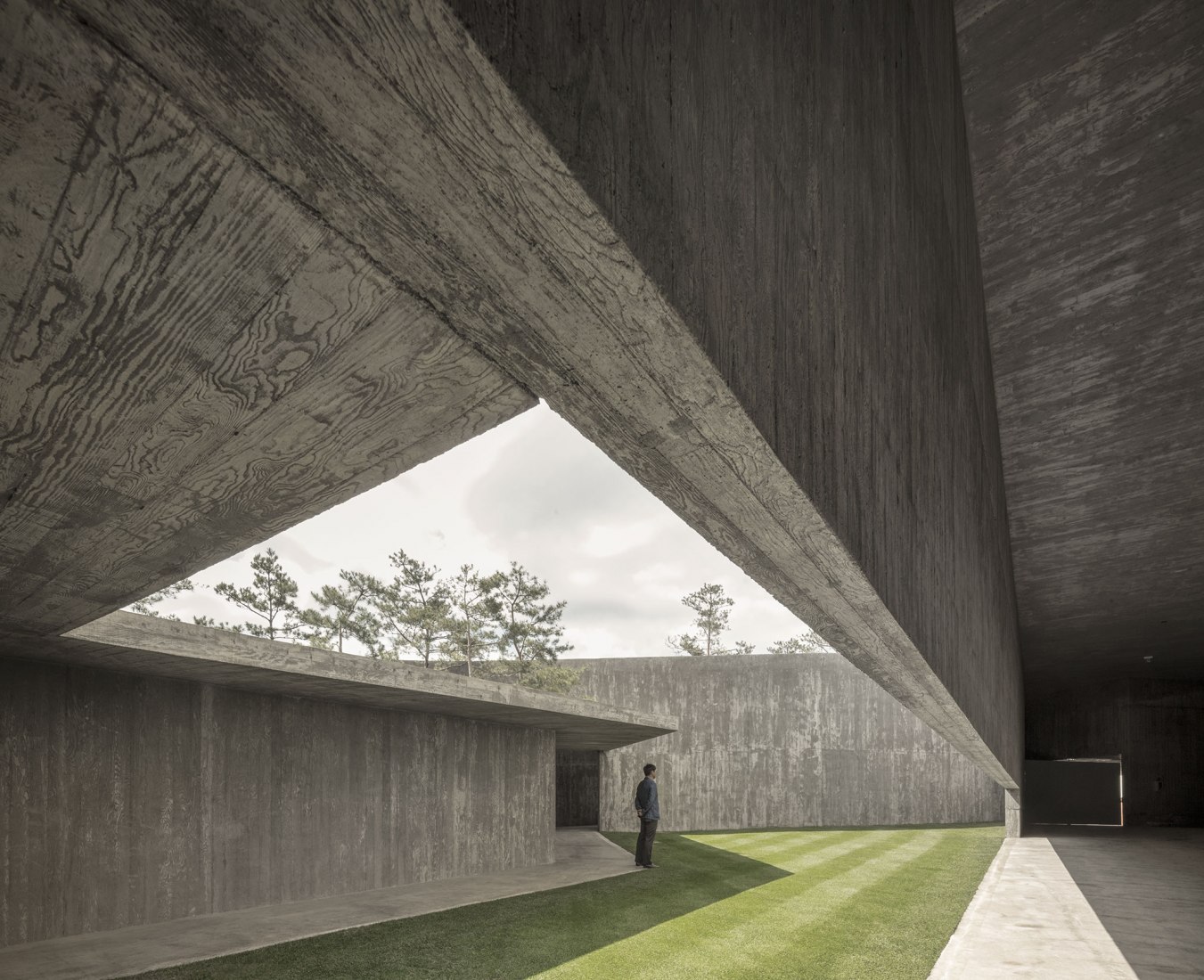 Pabellón de arte en Saya Park por Alvaro Siza y Carlos Castanheira. Fotografía por Fernando Guerra, FG+SG – Fotografia de Arquitectura.
