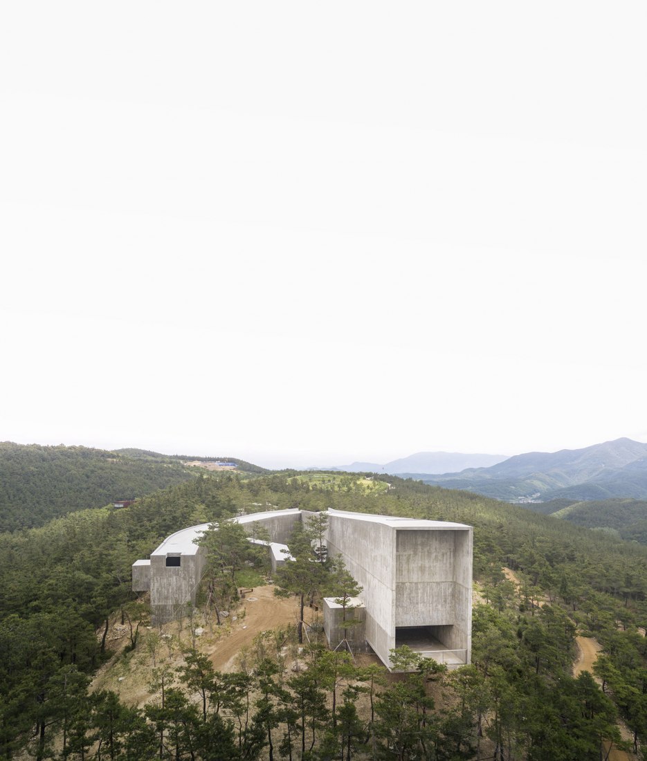 Pabellón de arte en Saya Park por Alvaro Siza y Carlos Castanheira. Fotografía por Fernando Guerra, FG+SG – Fotografia de Arquitectura.