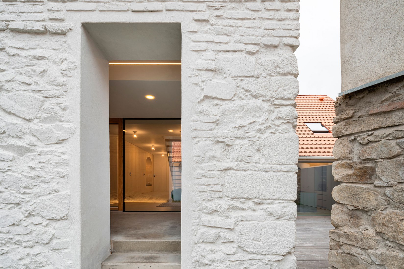 Casa Kozina por Atelier 111 architekti. Fotografía por Alex Shoots Buildings.