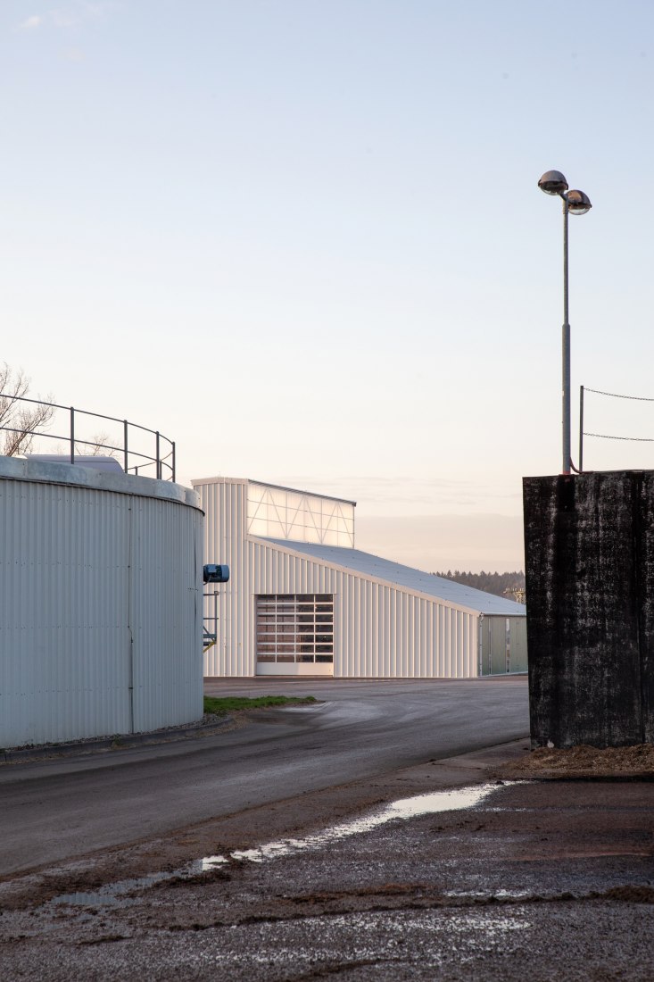 White Shed por Atelier 111. Domicz. Fotografía por Alex Shoots Buildings