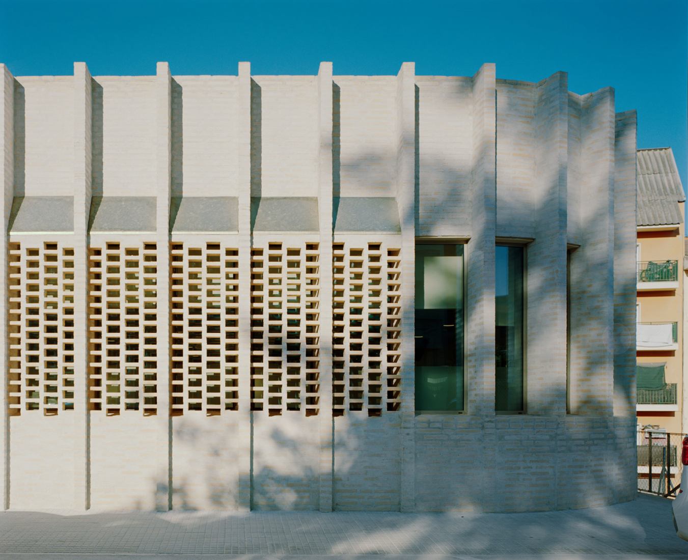 Centro de tratamientos ambulatorios en Granollers por BAAS arquitectura + CASA Solo. Fotografía por Gregori Civera.