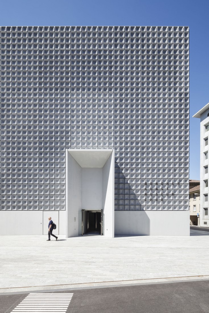 Main facade. The Bündner Kunstmuseum under the eyes of Marcela Grassi. Photograph by Marcela Grassi