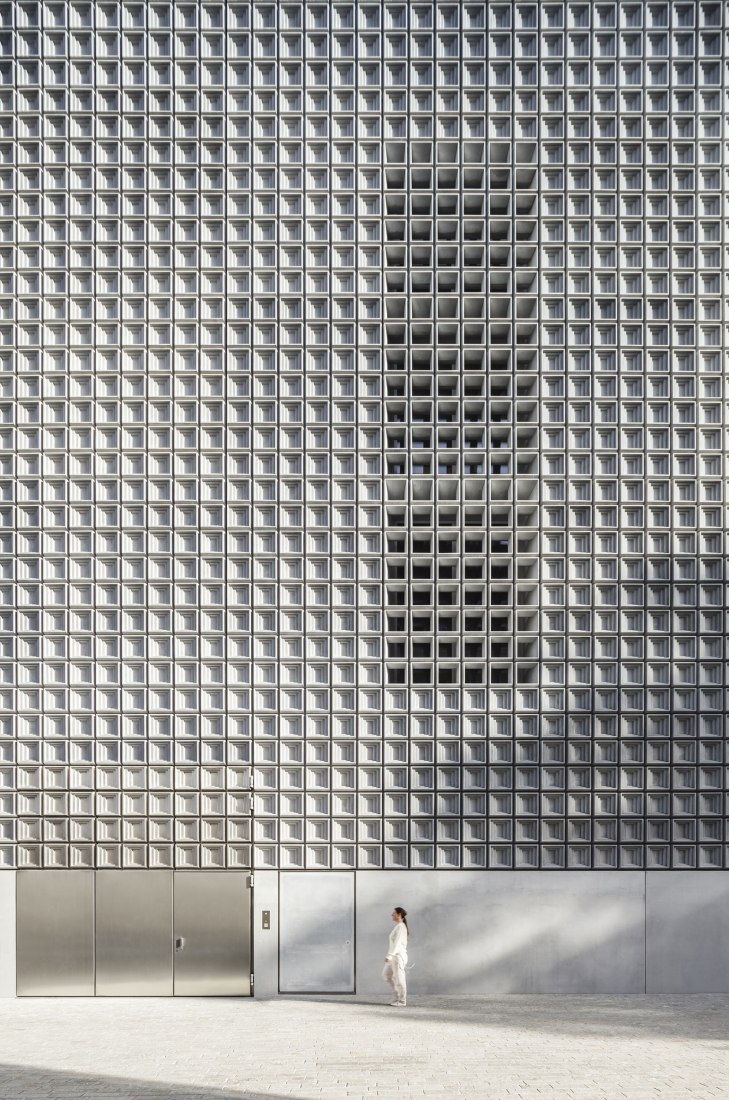 Facade detail. The Bündner Kunstmuseum under the eyes of Marcela Grassi. Photograph by Marcela Grassi