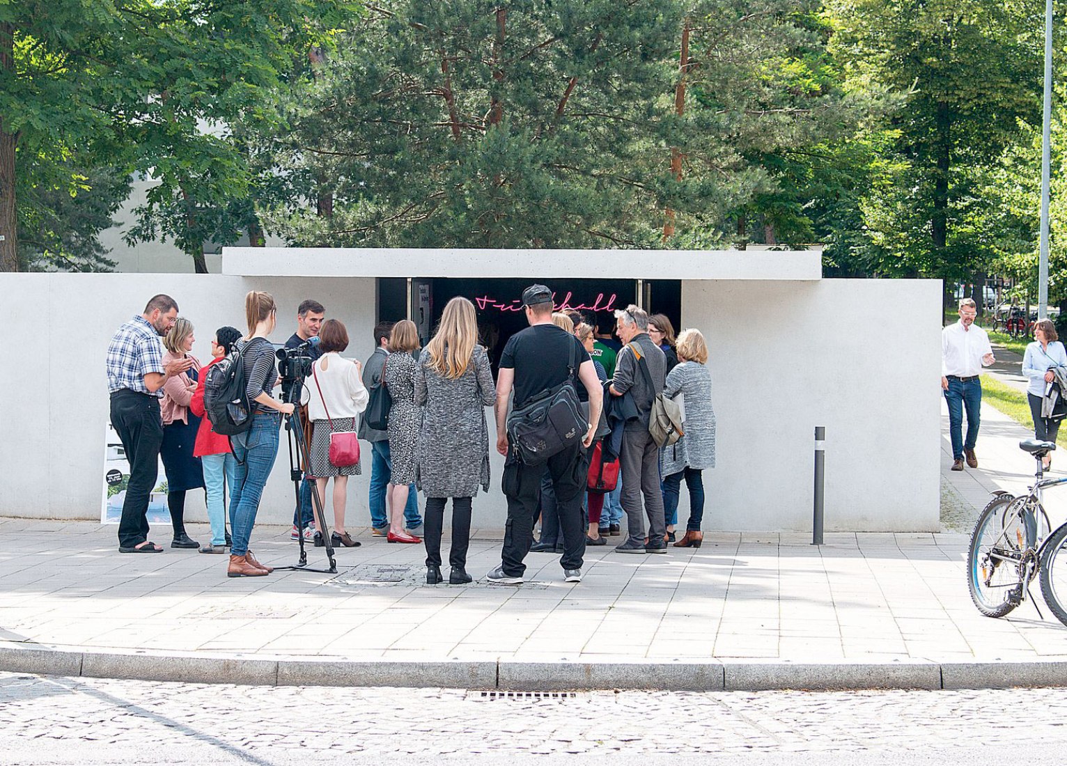 The reconstruction of Gropius' garden wall including the kiosk for non-alcoholic drinks inserted by Mies van der Rohe and Edgar Ludwig in 1932. Photograph © Lena Böhnlein / Stiftung Bauhaus Dessau
