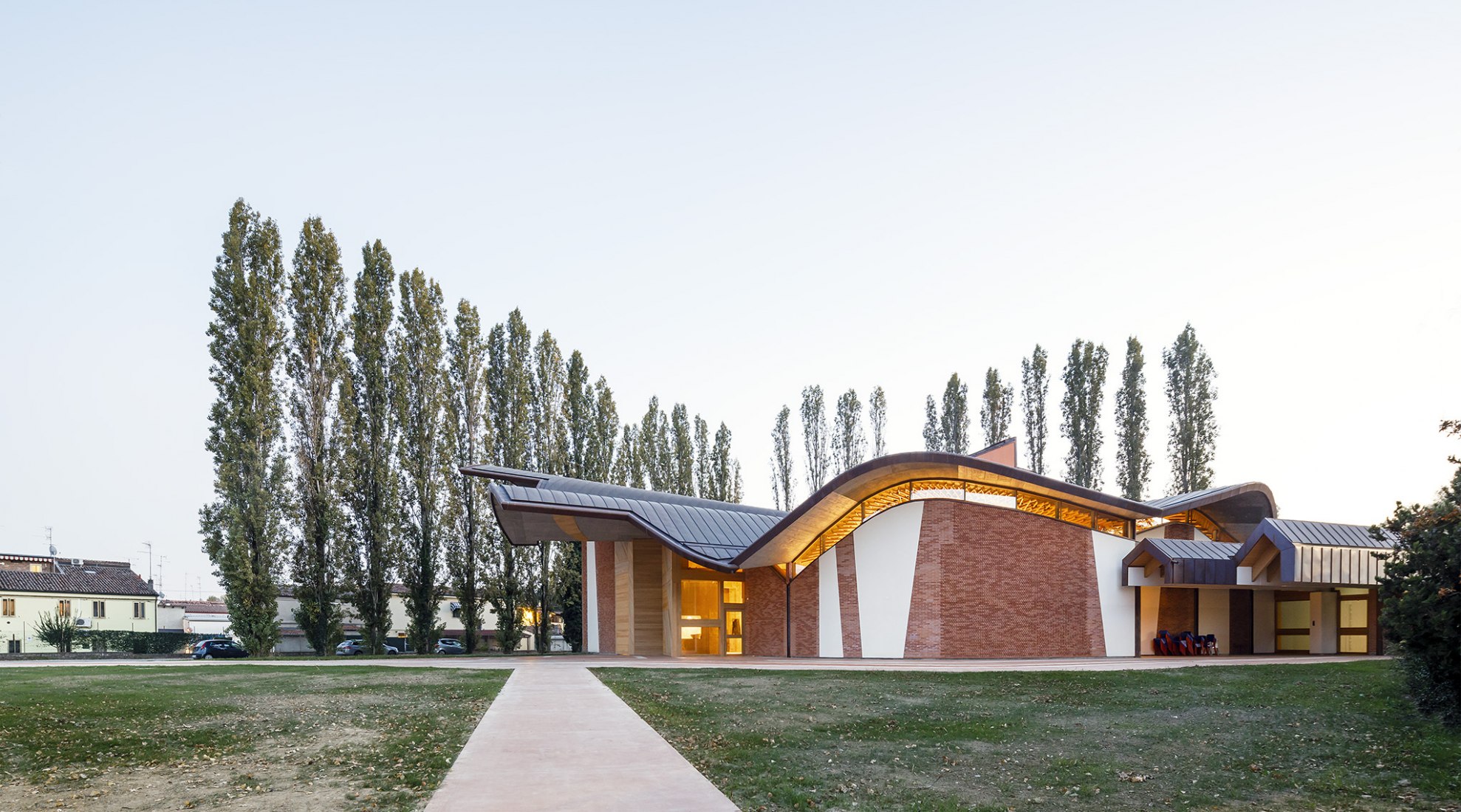 Iglesia y el complejo parroquial de "San Giacomo Apostolo" por Benedetta Tagliabue - EMBT. Fotografía por Marcela Grassi