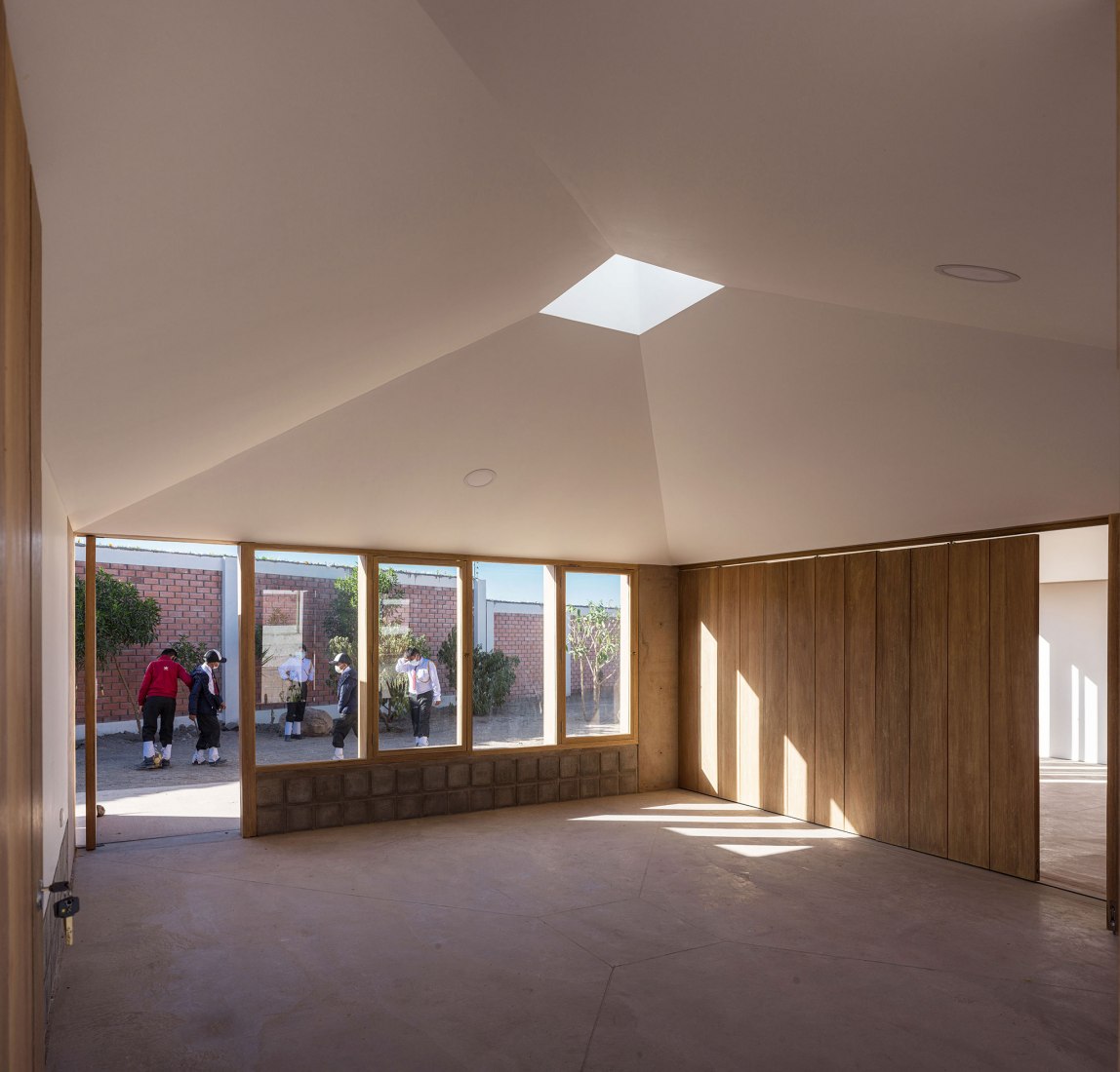 Escuela infantil en Cerro Colorado por Betsaida Curto Reyes, Ander Bados Sesma. Fotografía por Eleazar Cuadros, Mikel Beaumont.