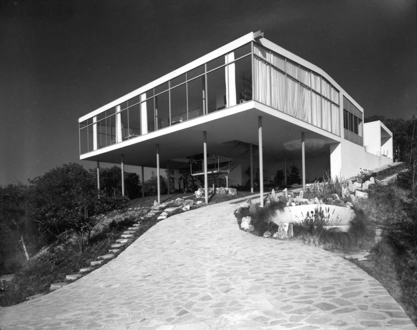 Overview. House of Glass by Lina Bo Bardi, São Paulo 1949-1951. Outside view after its ending . Photograph © Arquivo ILBPMB, Photo: Peter Schleier, 1951.
