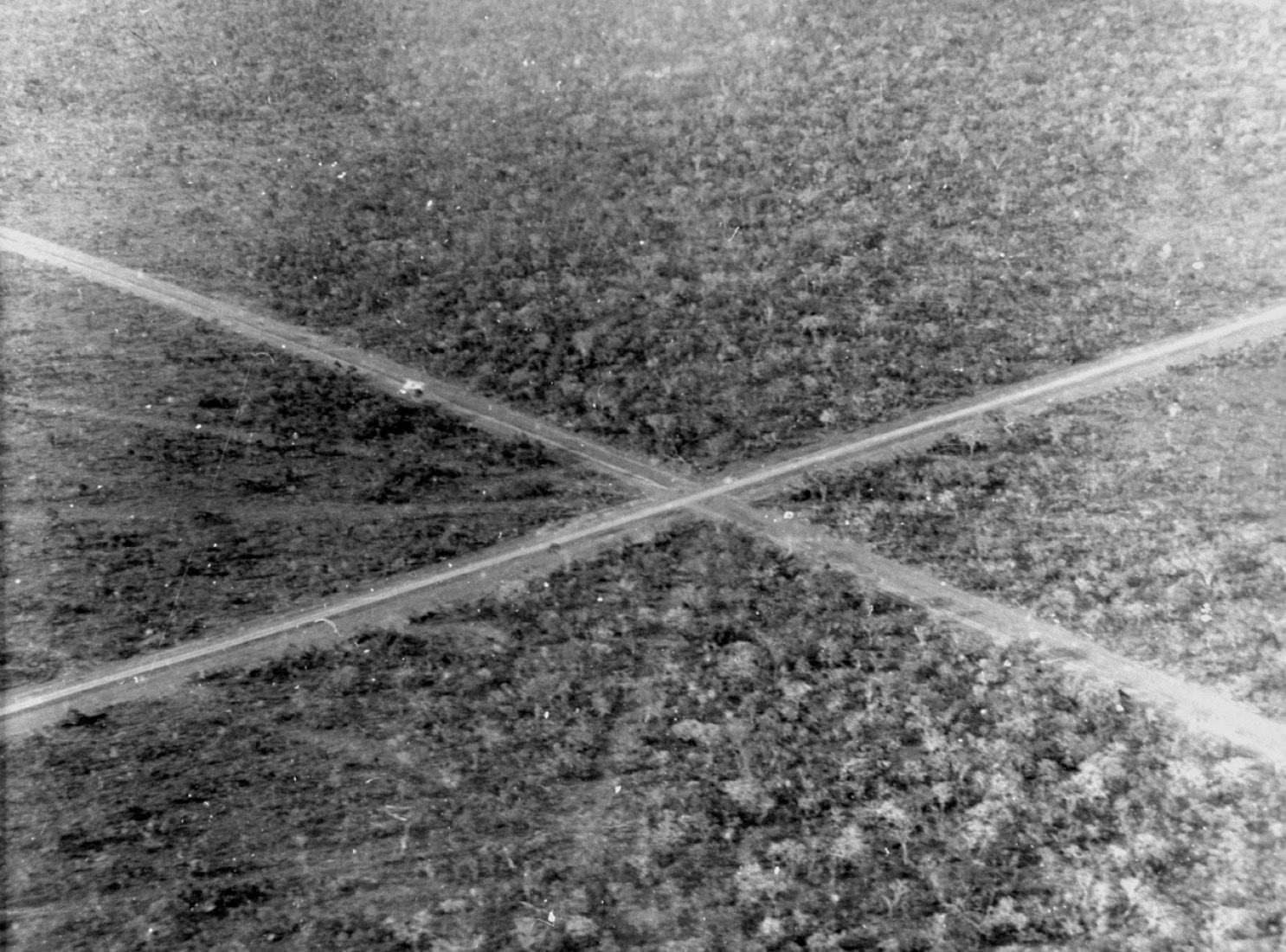 Crossing of the two axes at an early stage of construction, 1956; Brasília 19, jul. 1958. Under the custody of Arquivo Público do Distrito Federal. Photograph by Mario Fontenelle.