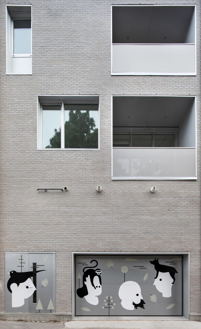 Fachada posterior con mural. Hôpital Vétérinaire du Parc por TBA / Thomas Balaban Architecte. Fotografía de Adrien Williams / TBA