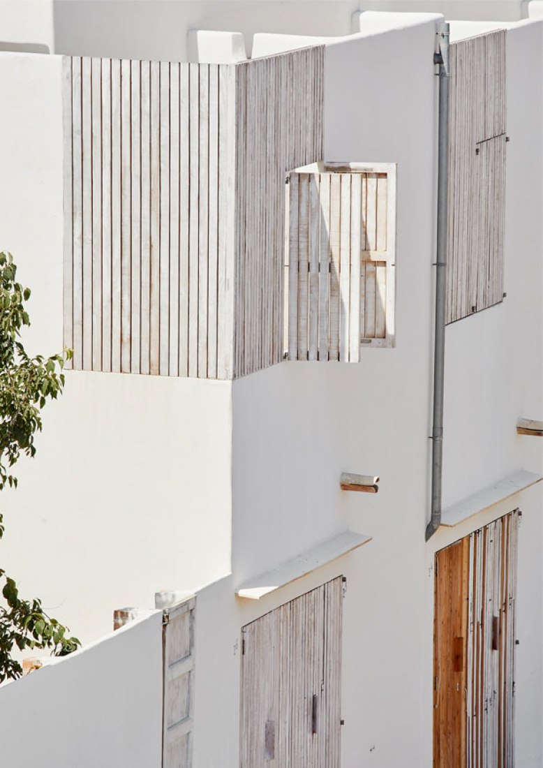 Detalle de fachada. Vivienda social en Formentera. Proyecto de Adaptación al Cambio Climático financiado por la Unión Europea. Fotografía por José Hevia