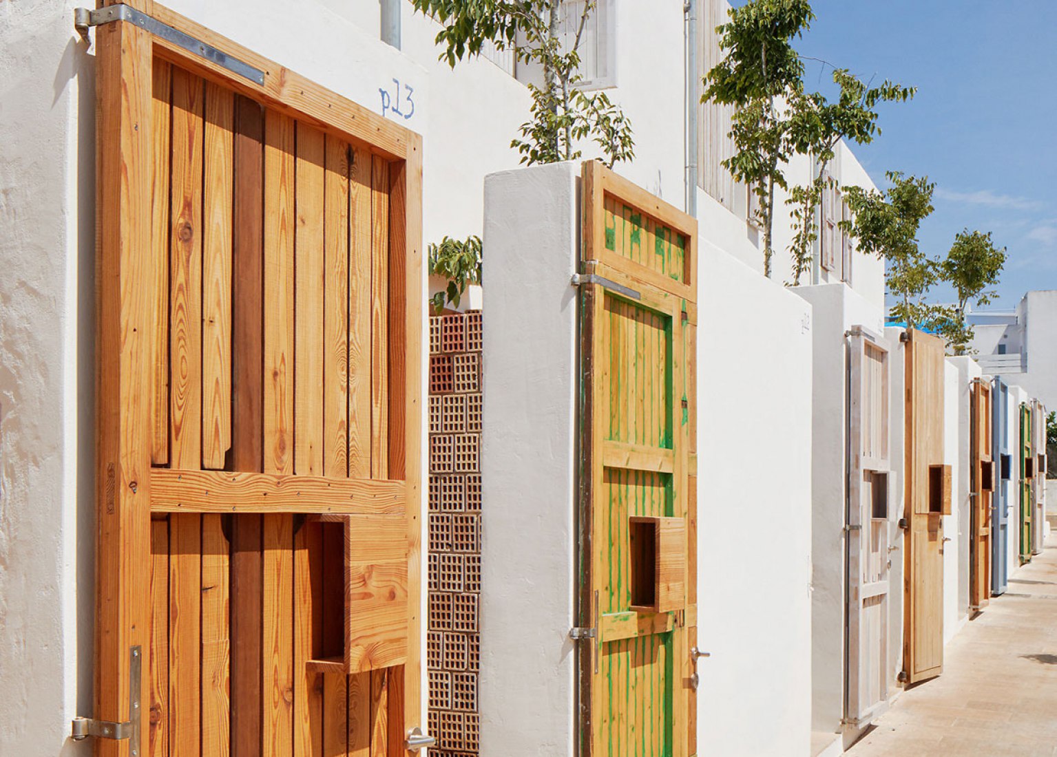 Vista exterior. Vivienda social en Formentera. Proyecto de Adaptación al Cambio Climático financiado por la Unión Europea. Fotografía por José Hevia