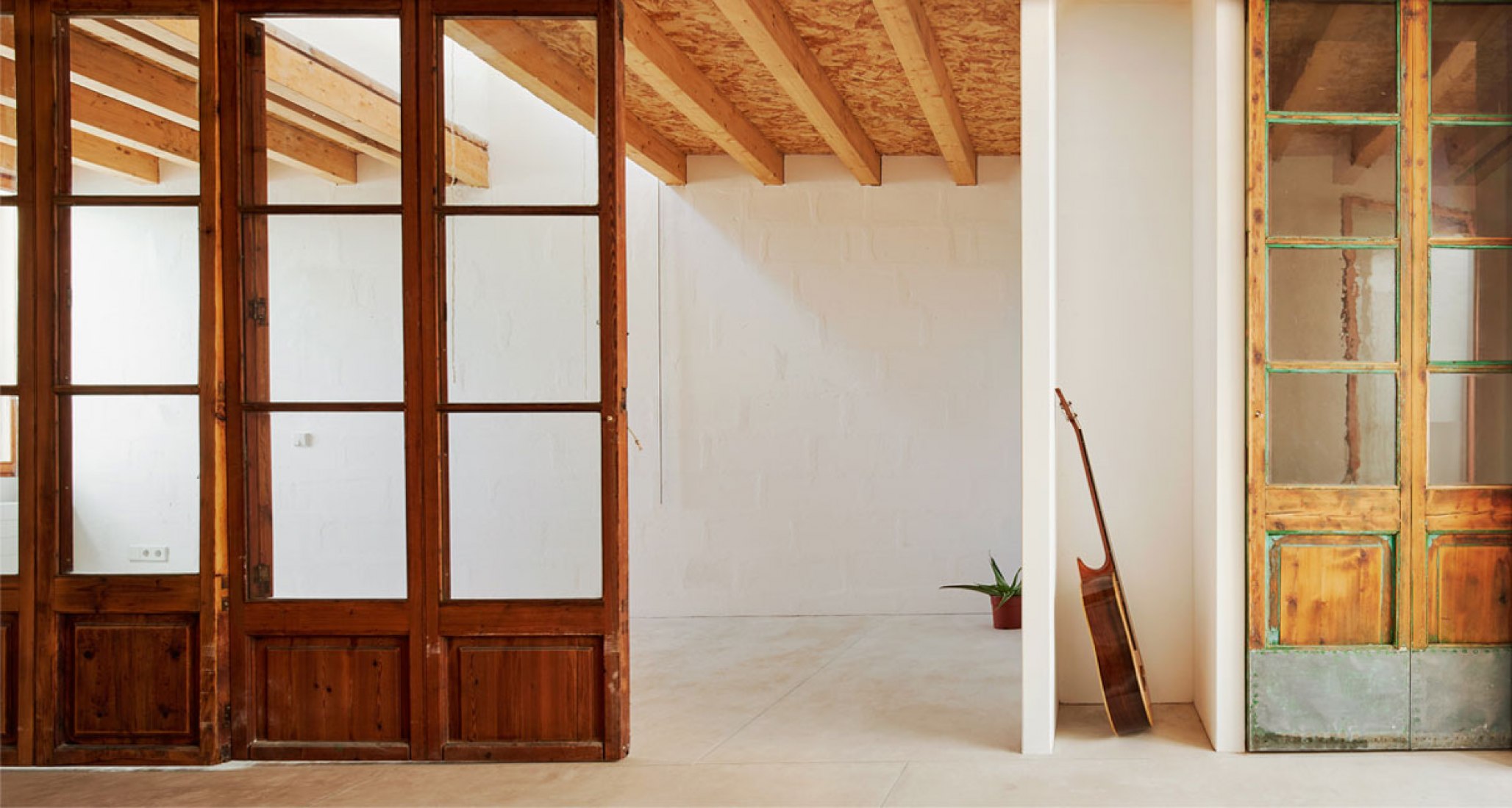 Vista interior. Vivienda social en Formentera. Proyecto de Adaptación al Cambio Climático financiado por la Unión Europea. Fotografía por José Hevia