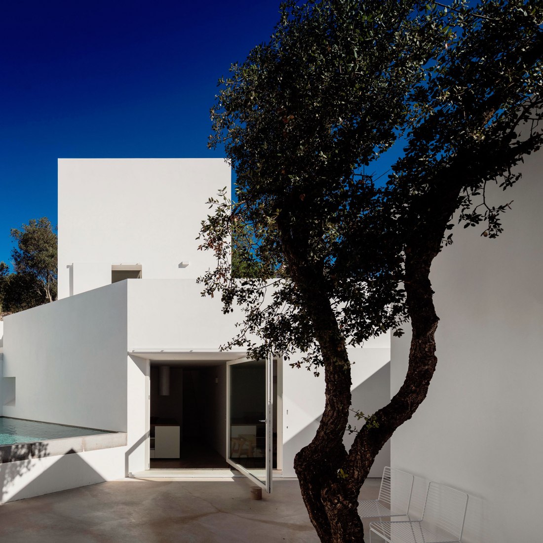 CASA AGOSTOS II a.k.a. Casa Luum por Pedro Domingos Arquitectos. Fotografía por Fernando Guerra - FG+SG.
