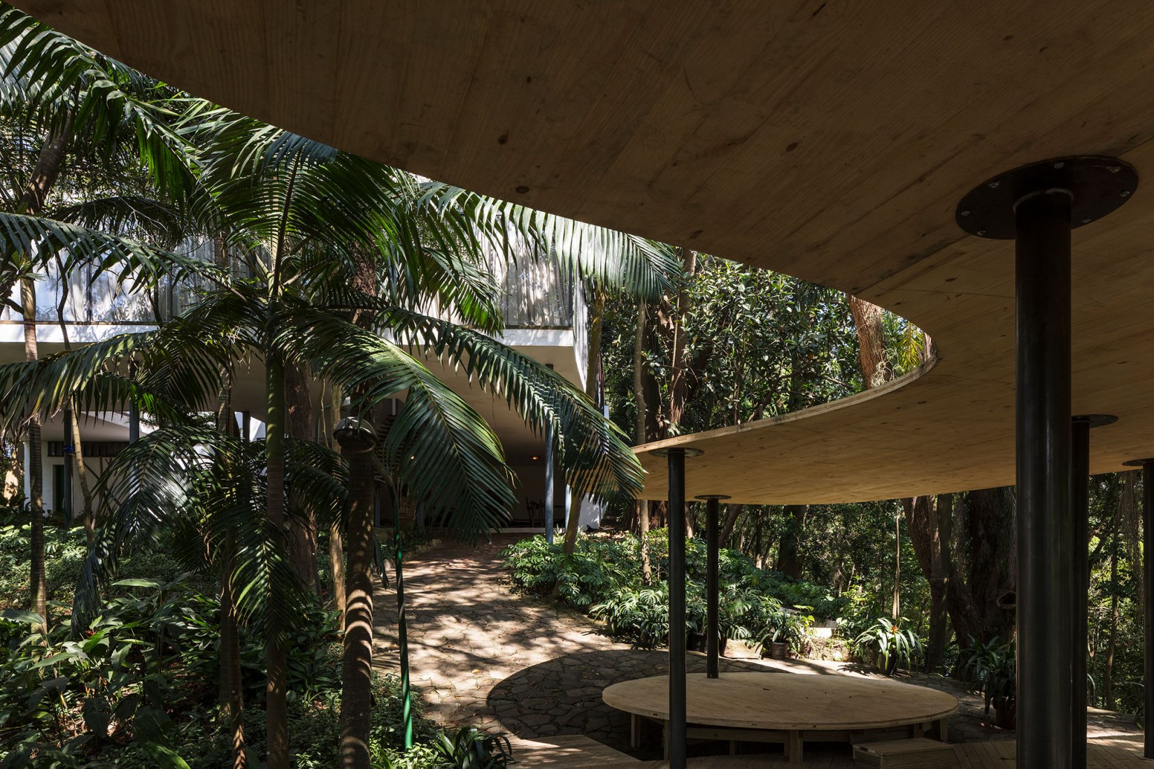 Pavilhão de Verão (Summer Pavilion) at Casa de Vidro by Raddar Architecture. Photograph by Simon Plestenjak