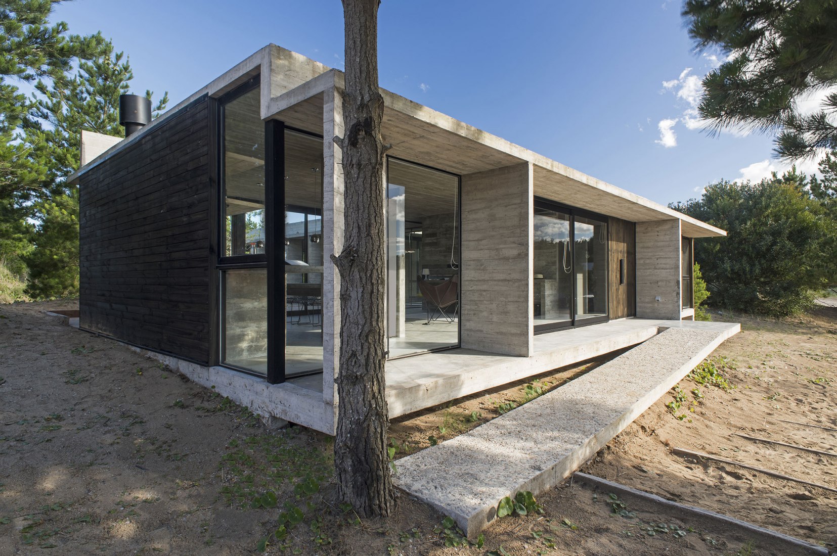 Vista exterior. Casa Ecuestre por Luciano Kruk arquitectos. Cortesía de Luciano Kruk arquitectos