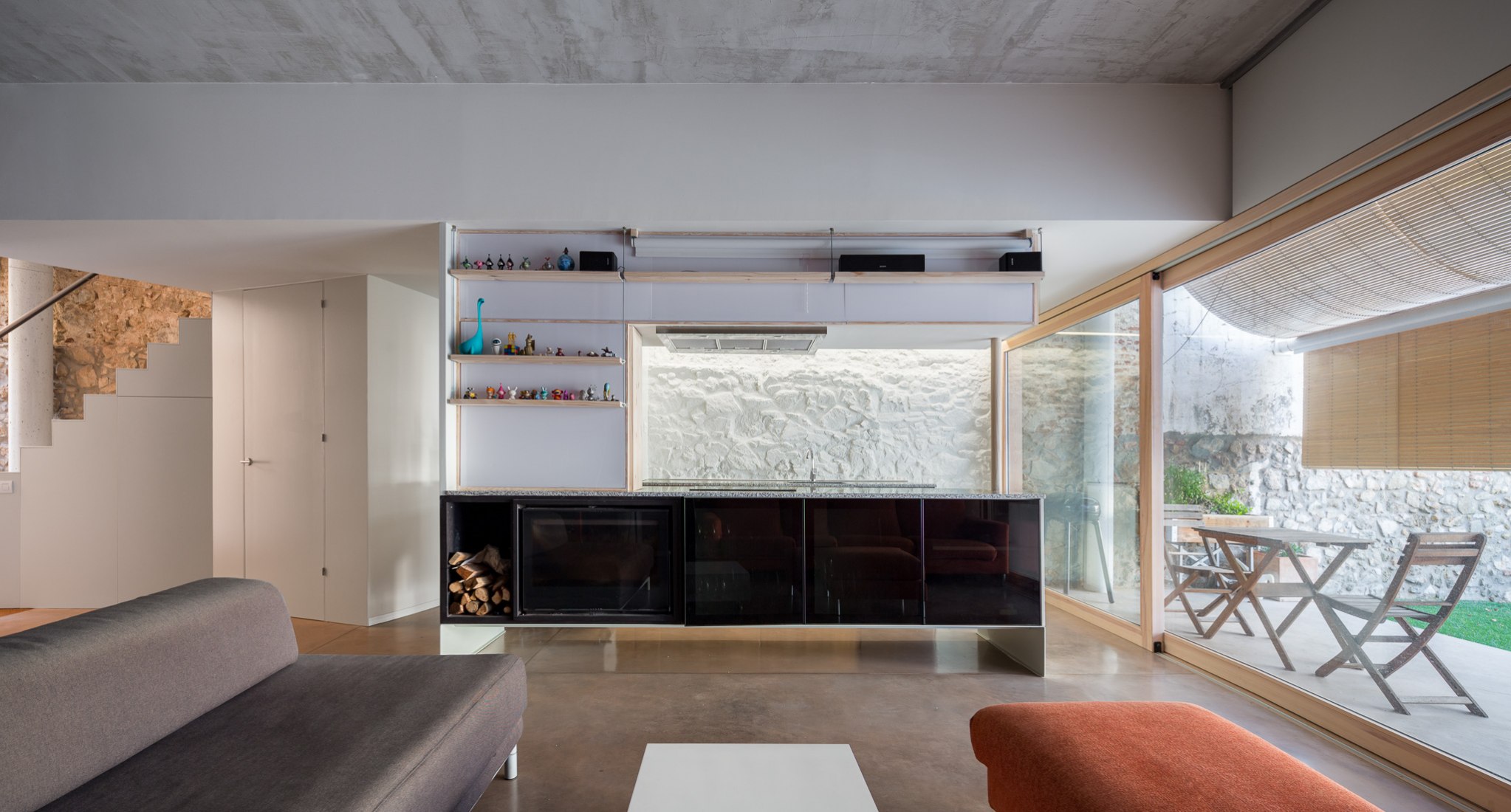 House-studio in Canet de Mar by Valor-Llimós arquitectura. Photograph by Simón García | arqfoto.com.