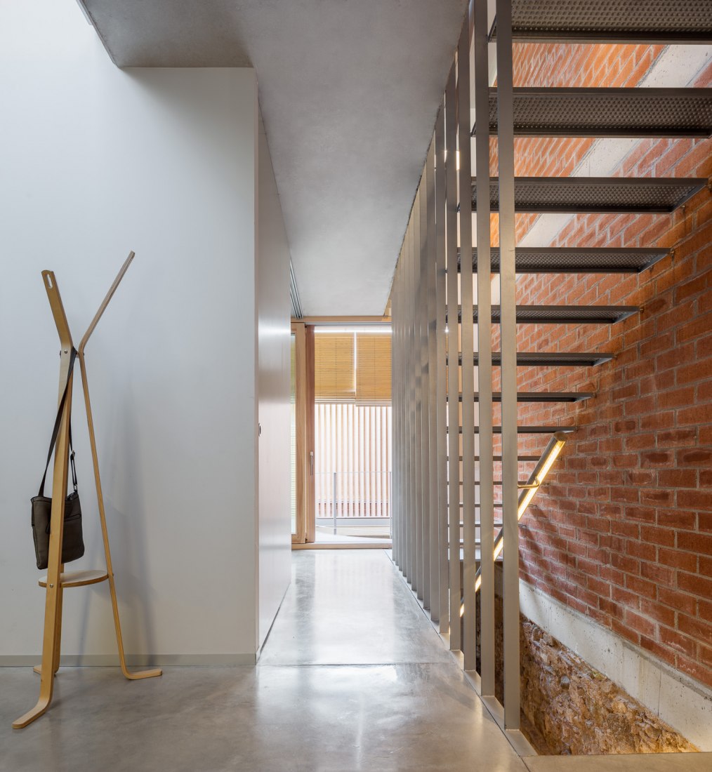 House-studio in Canet de Mar by Valor-Llimós arquitectura. Photograph by Simón García | arqfoto.com.