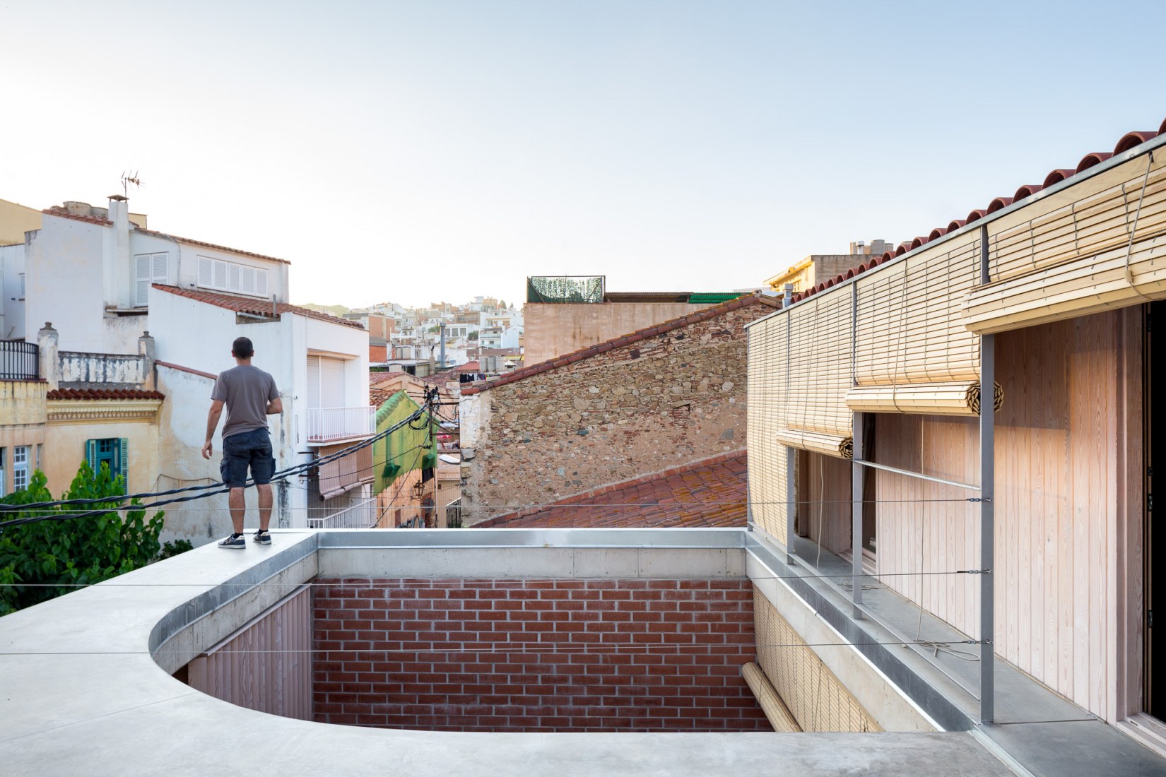 House-studio in Canet de Mar by Valor-Llimós arquitectura. Photograph by Simón García | arqfoto.com.