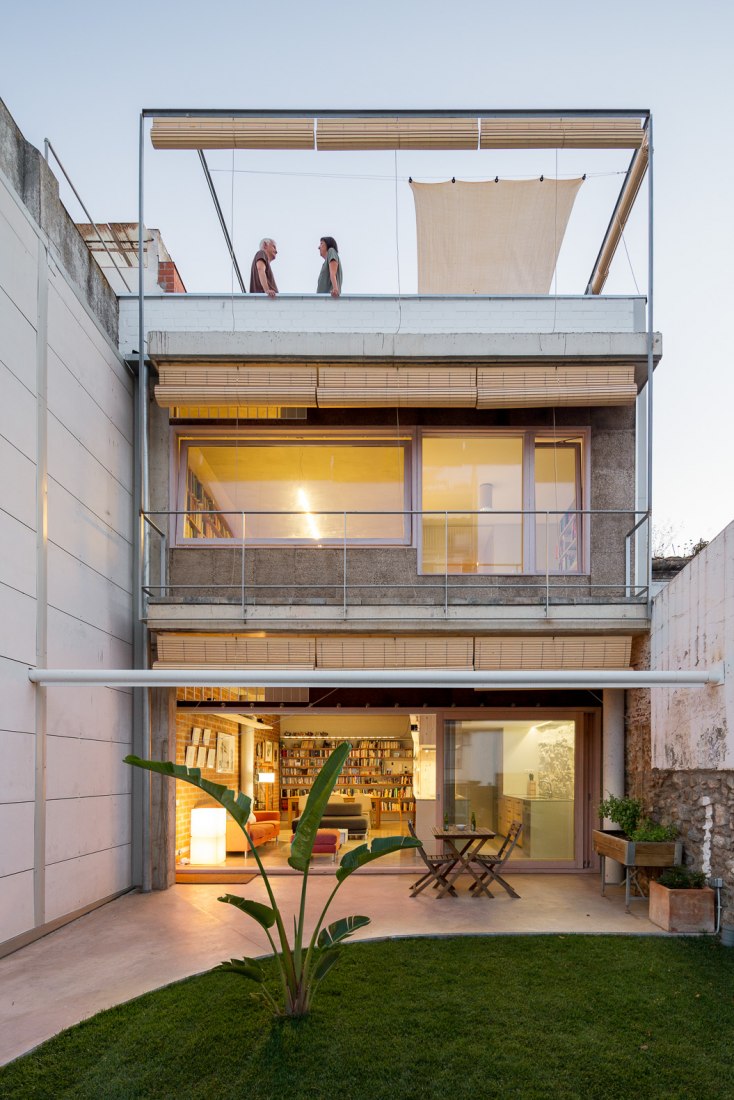 House-studio in Canet de Mar by Valor-Llimós arquitectura. Photograph by Simón García | arqfoto.com.