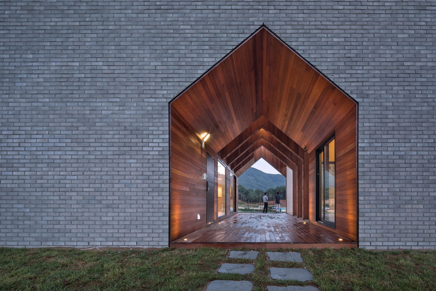 Vista exterior atardecer. Casa Manhwarican por Rieuldorang Atelier. Fotografía por Yoon Joonhwan Vista exterior atardecer. Casa Manhwarican por Rieuldorang Atelier. Fotografía por Yoon Joonhwan