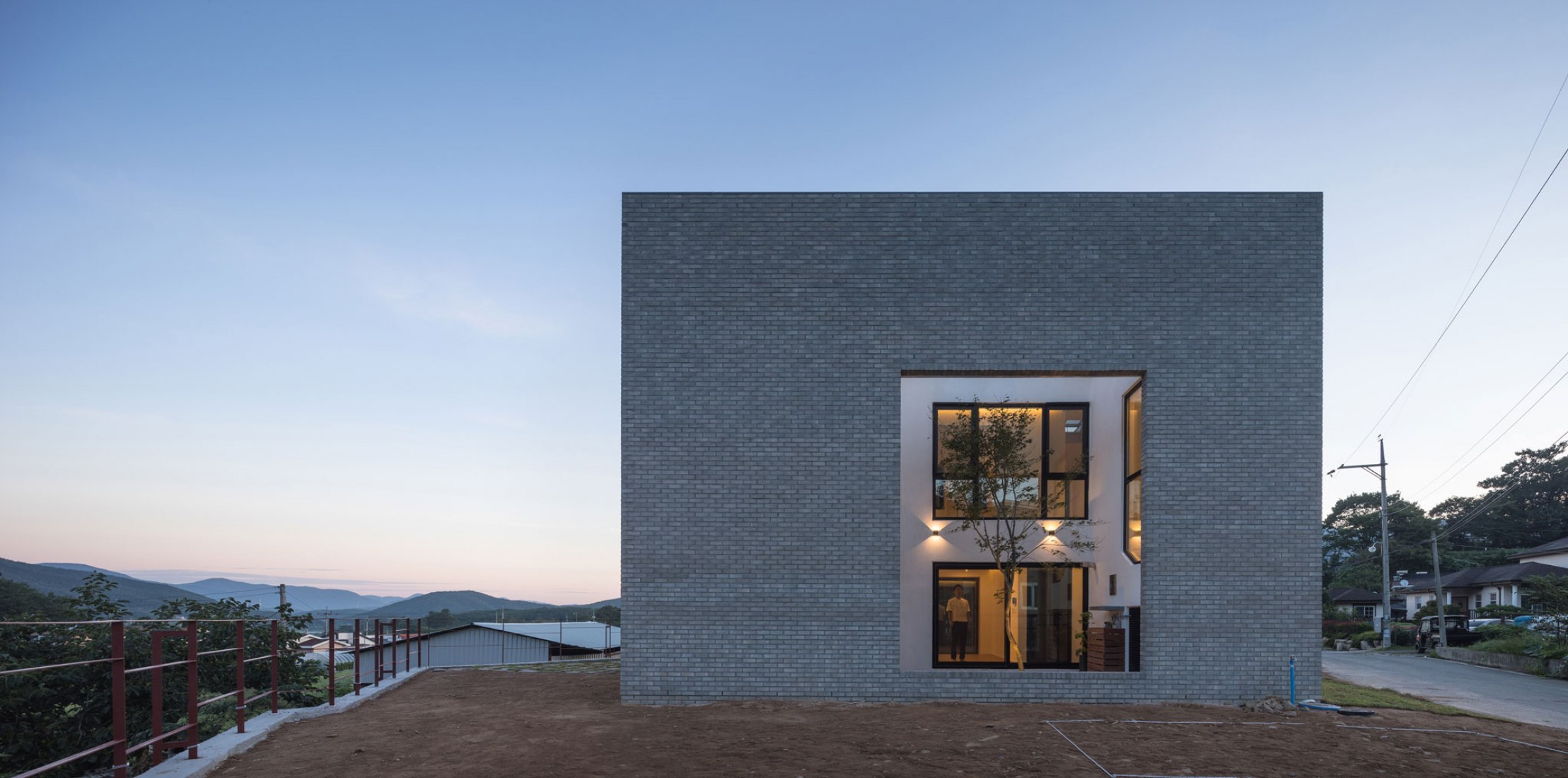 Vista exterior atardecer. Casa Manhwarican por Rieuldorang Atelier. Fotografía por Yoon Joonhwan Vista exterior atardecer. Casa Manhwarican por Rieuldorang Atelier. Fotografía por Yoon Joonhwan