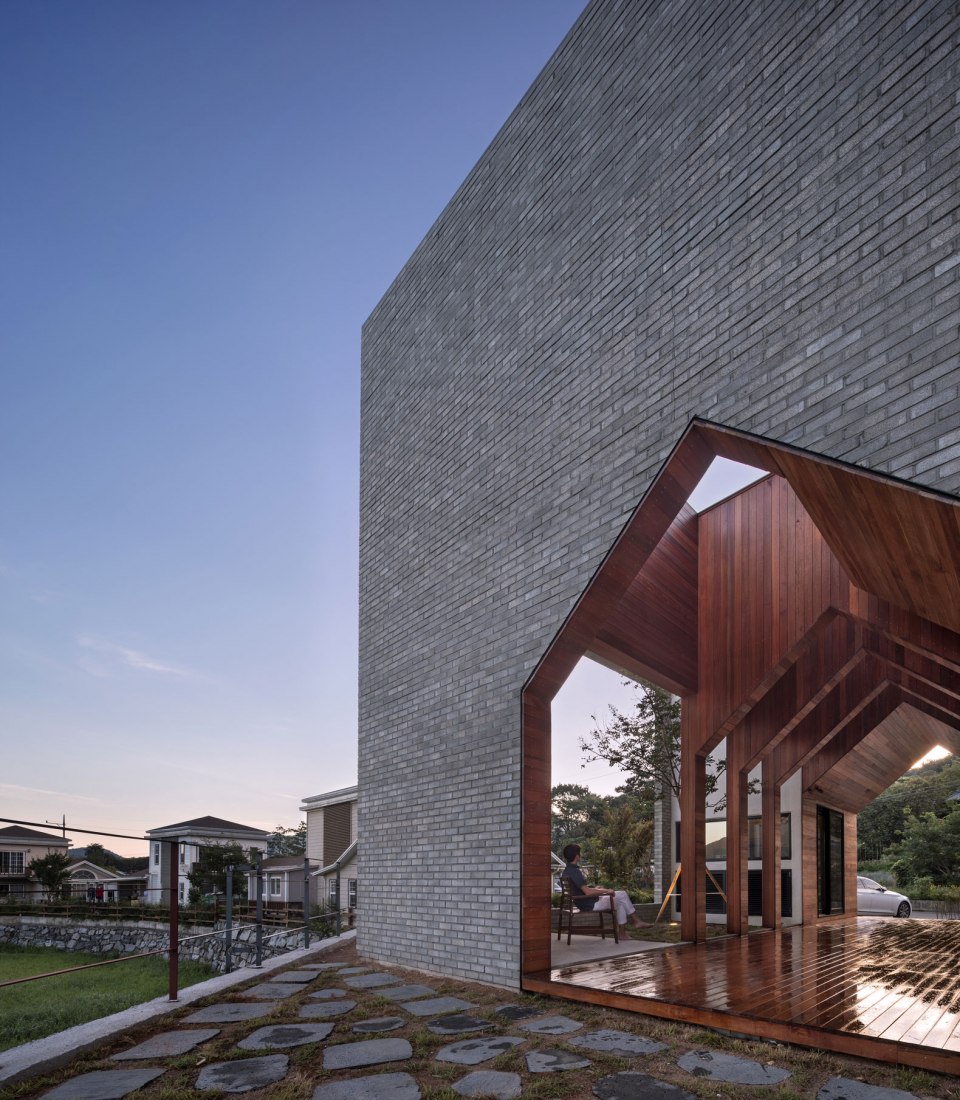 Vista exterior atardecer. Casa Manhwarican por Rieuldorang Atelier. Fotografía por Yoon Joonhwan Vista exterior atardecer. Casa Manhwarican por Rieuldorang Atelier. Fotografía por Yoon Joonhwan