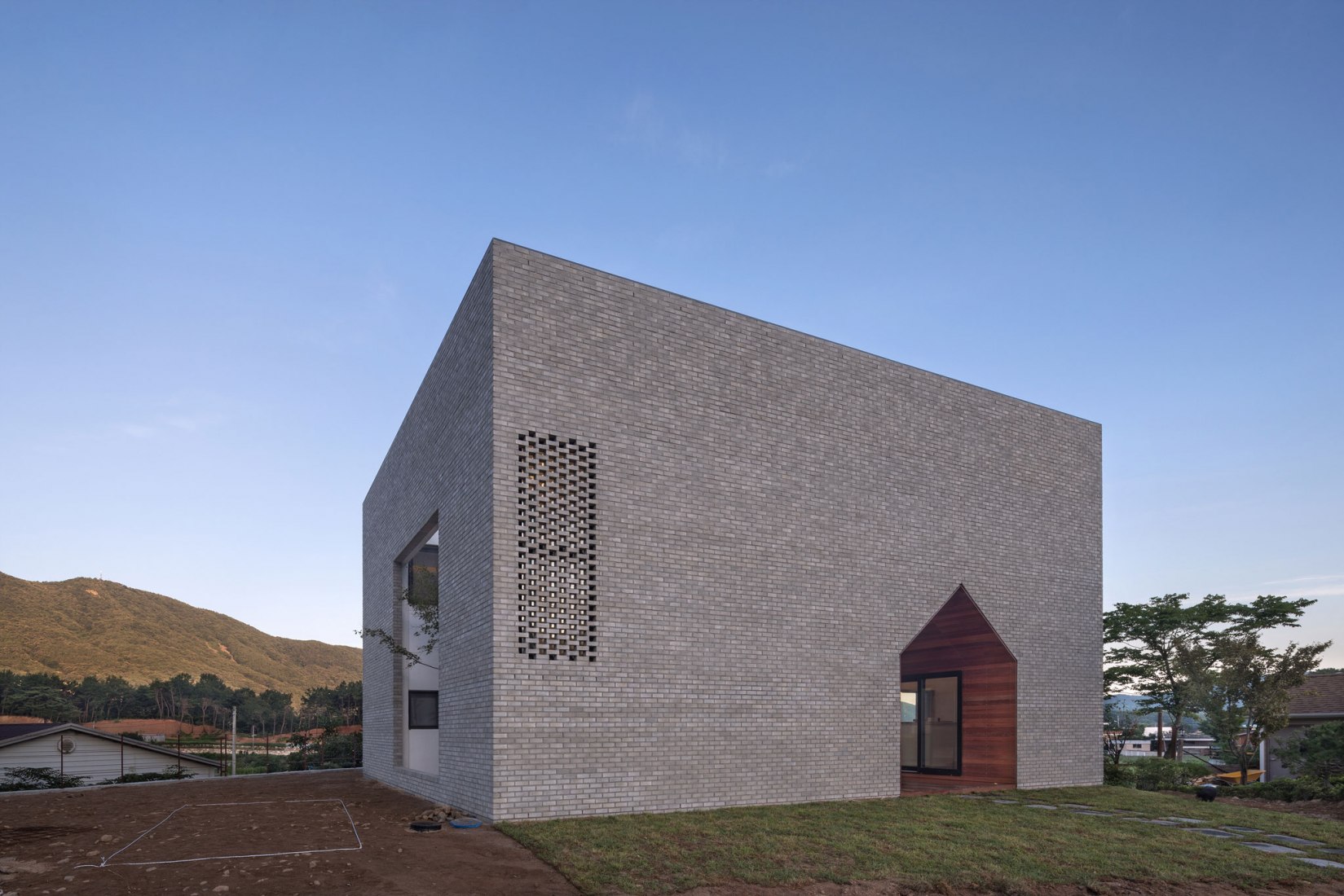 Vista exterior atardecer. Casa Manhwarican por Rieuldorang Atelier. Fotografía por Yoon Joonhwan Vista exterior atardecer. Casa Manhwarican por Rieuldorang Atelier. Fotografía por Yoon Joonhwan