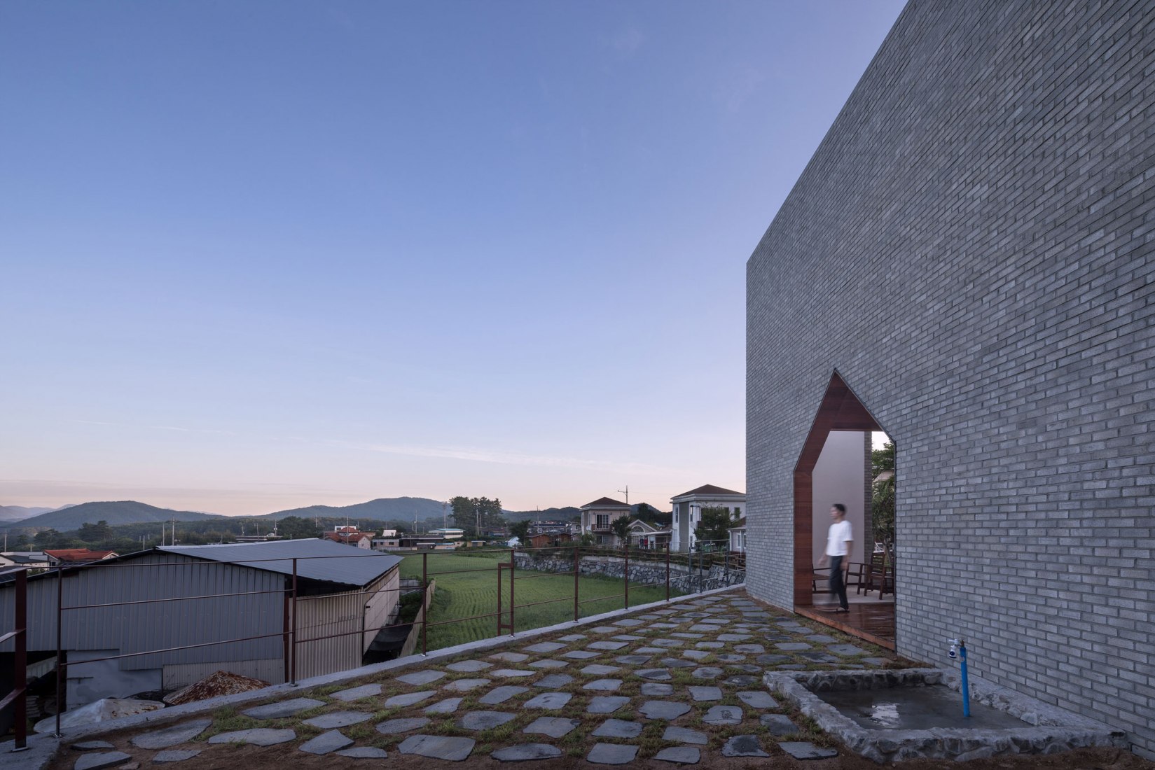 Vista exterior atardecer. Casa Manhwarican por Rieuldorang Atelier. Fotografía por Yoon Joonhwan Vista exterior atardecer. Casa Manhwarican por Rieuldorang Atelier. Fotografía por Yoon Joonhwan