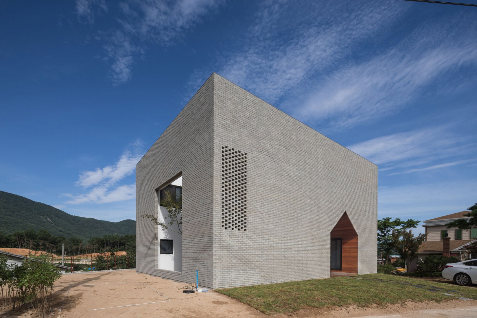 Vista exterior. Casa Manhwarican por Rieuldorang Atelier. Fotografía por Yoon Joonhwan Vista exterior. Casa Manhwarican por Rieuldorang Atelier. Fotografía por Yoon Joonhwan