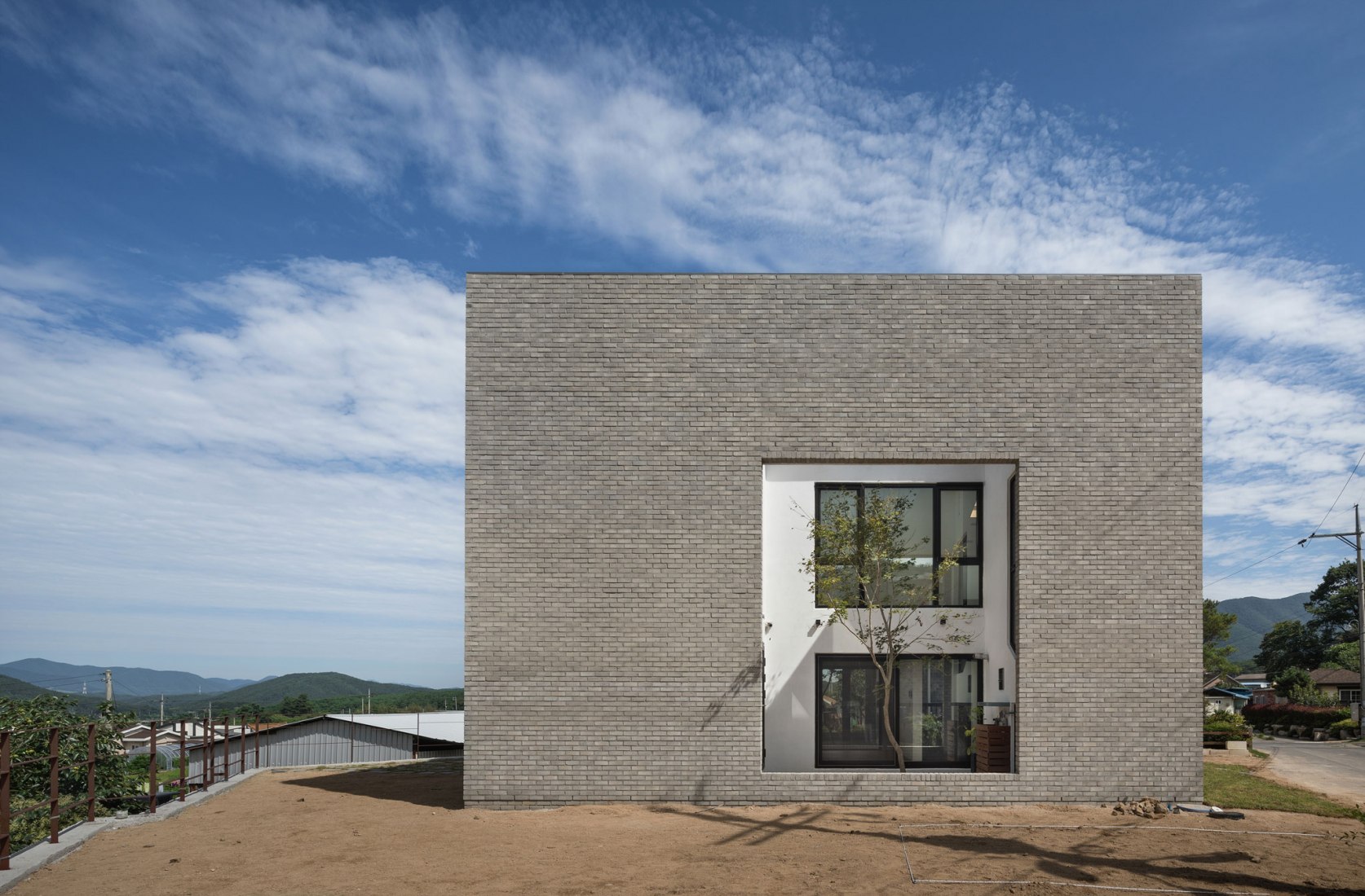 Vista exterior. Casa Manhwarican por Rieuldorang Atelier. Fotografía por Yoon Joonhwan Vista exterior. Casa Manhwarican por Rieuldorang Atelier. Fotografía por Yoon Joonhwan