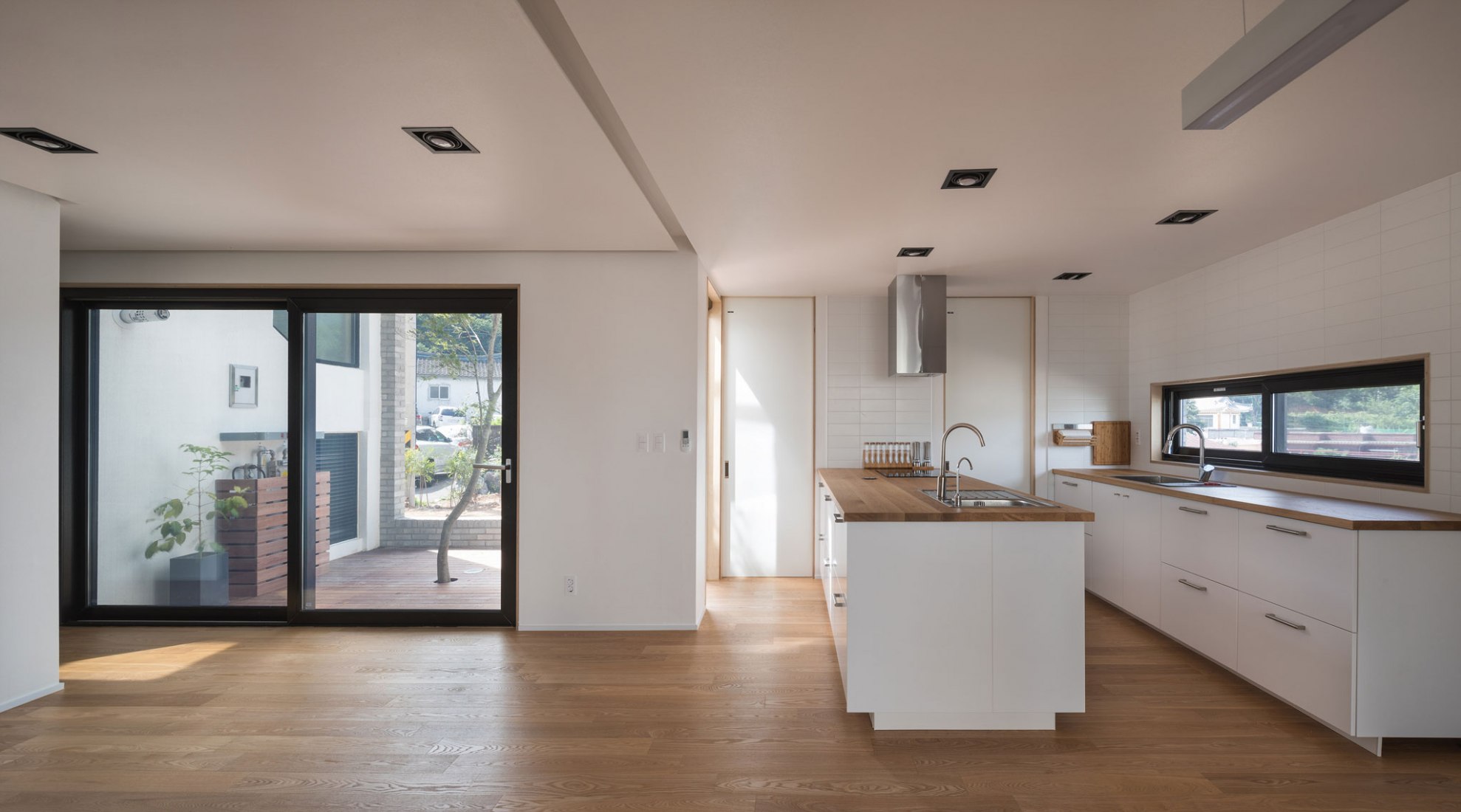 Cocina. Casa Manhwarican por Rieuldorang Atelier. Fotografía por Yoon Joonhwan Cocina. Casa Manhwarican por Rieuldorang Atelier. Fotografía por Yoon Joonhwan