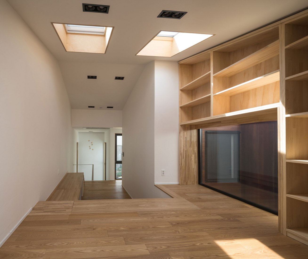 Vista interior. Casa Manhwarican por Rieuldorang Atelier. Fotografía por Yoon Joonhwan Vista interior. Casa Manhwarican por Rieuldorang Atelier. Fotografía por Yoon Joonhwan