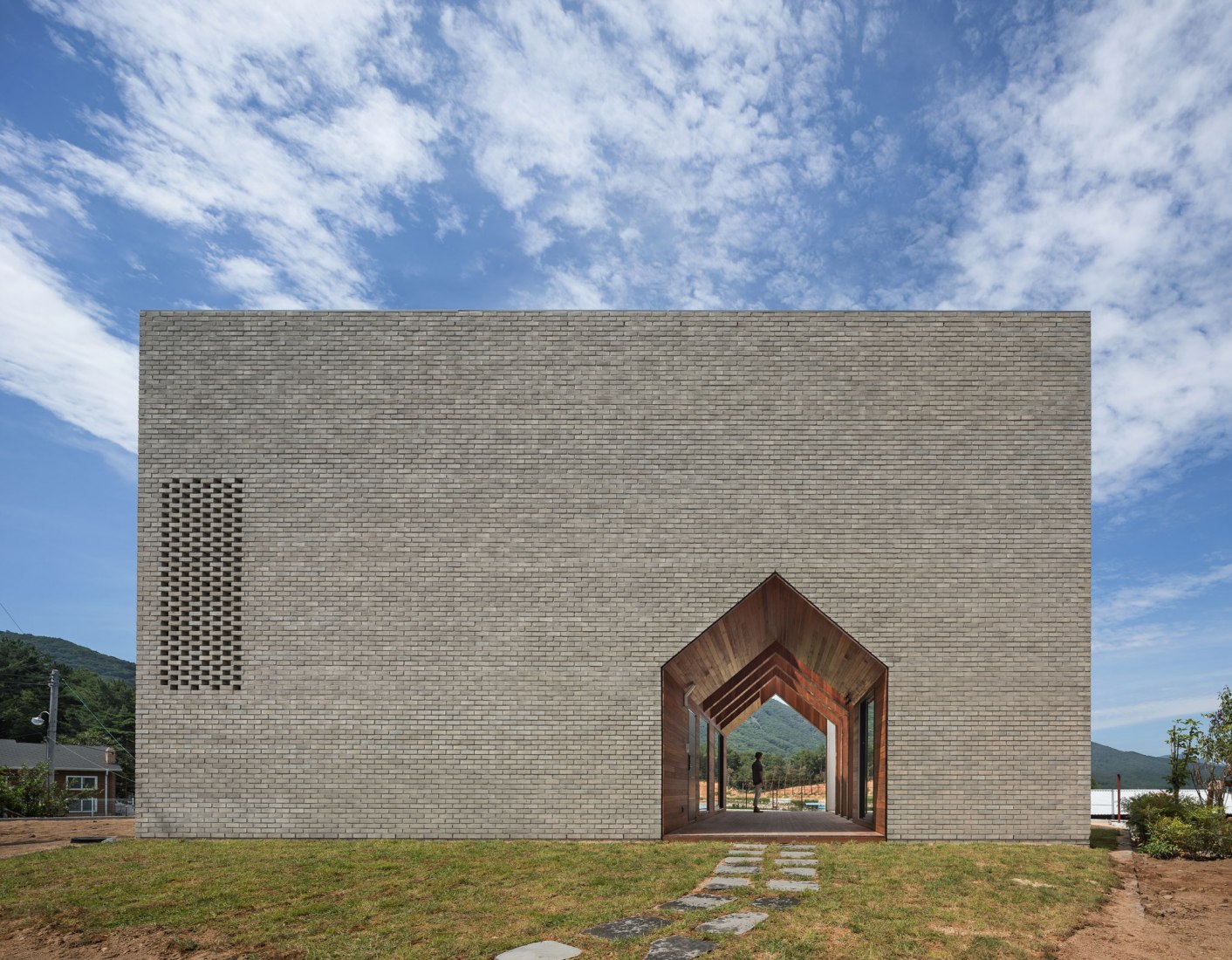 Vista exterior. Casa Manhwarican por Rieuldorang Atelier. Fotografía por Yoon Joonhwan Vista exterior. Casa Manhwarican por Rieuldorang Atelier. Fotografía por Yoon Joonhwan