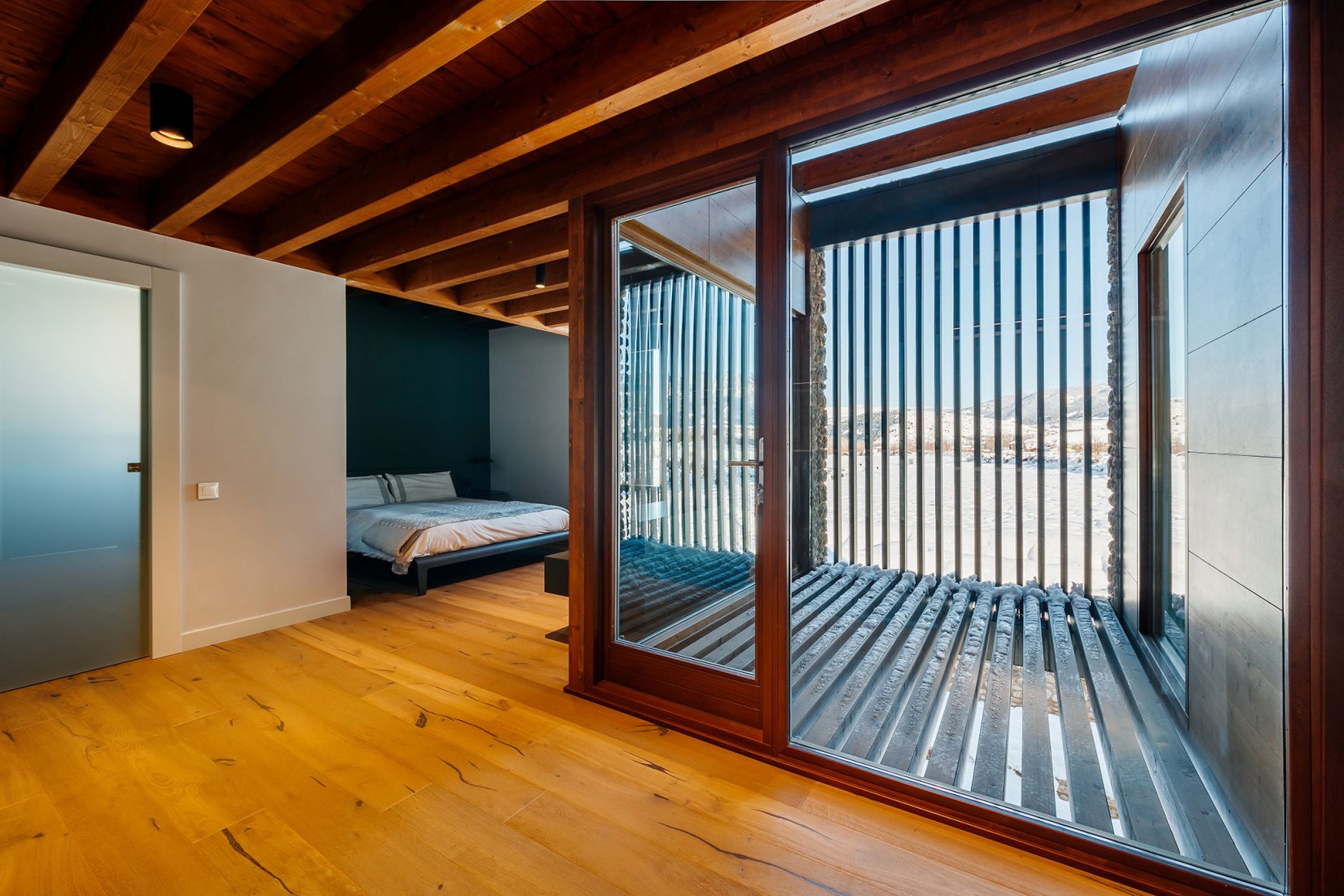 Dormitorio. Casa Pla de Tomet por SAU Taller d'Arquitectura. Fotografía por Aitor Estévez