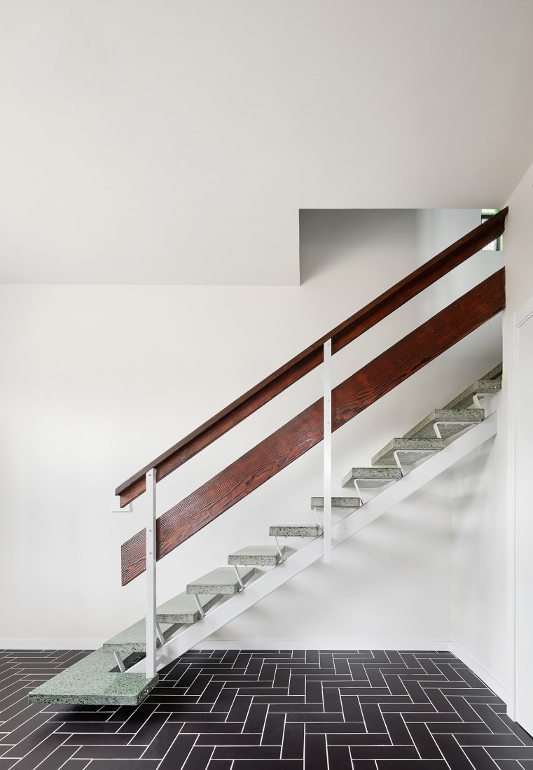 Detalle escaleras. Casa 1016. Fotografía por José Hevia.