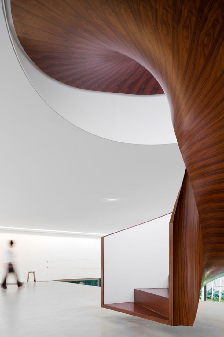Spiral staircase. Casa Cubo, Sao Pablo, Brasil by Isay Weinfeld. Photograph © Fernando Guerra.