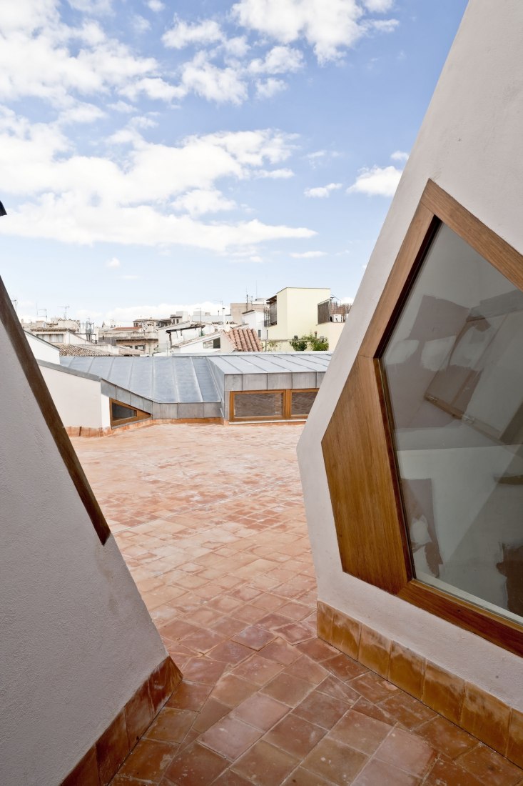 Terrace. Cultural Center Casal Balaguer by Flores & Prats + Duch-Pizá. Photography by Adrià Goula.