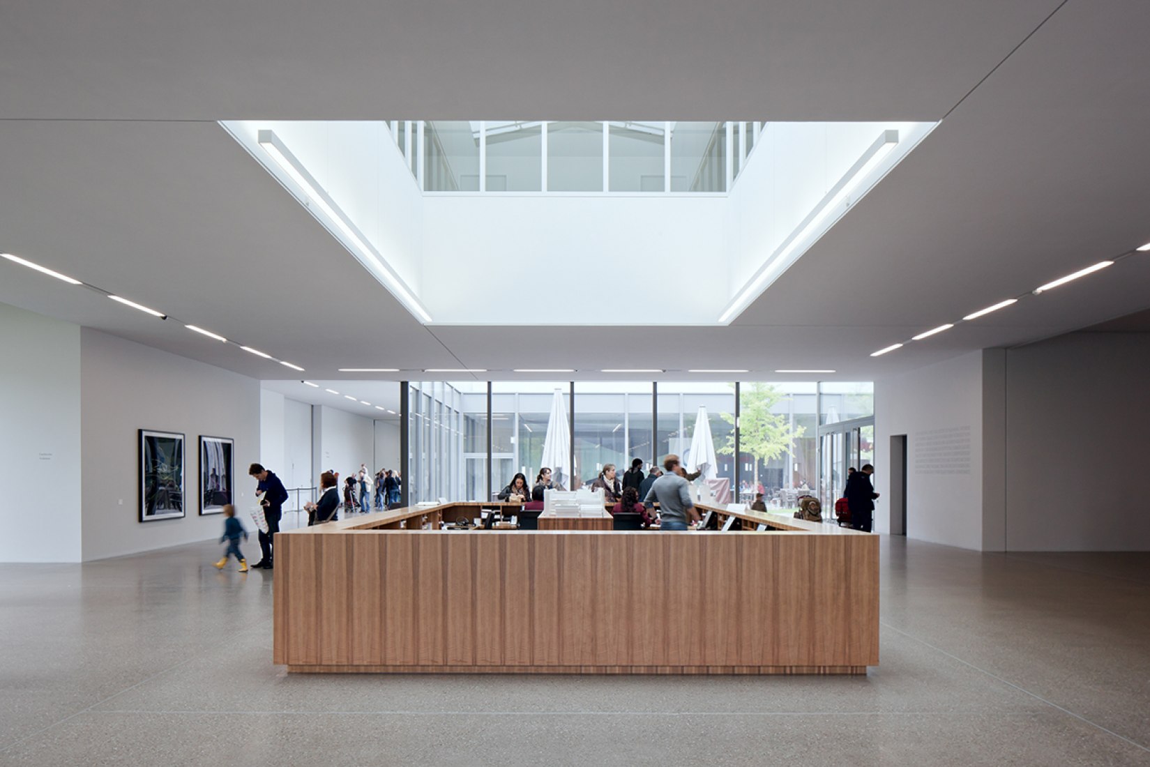 Imagen del vestíbulo del Museo Folkwang diseñado por David Chipperfield Architects. Fotografía © Ute Zscharnt para David Chipperfield Architects.